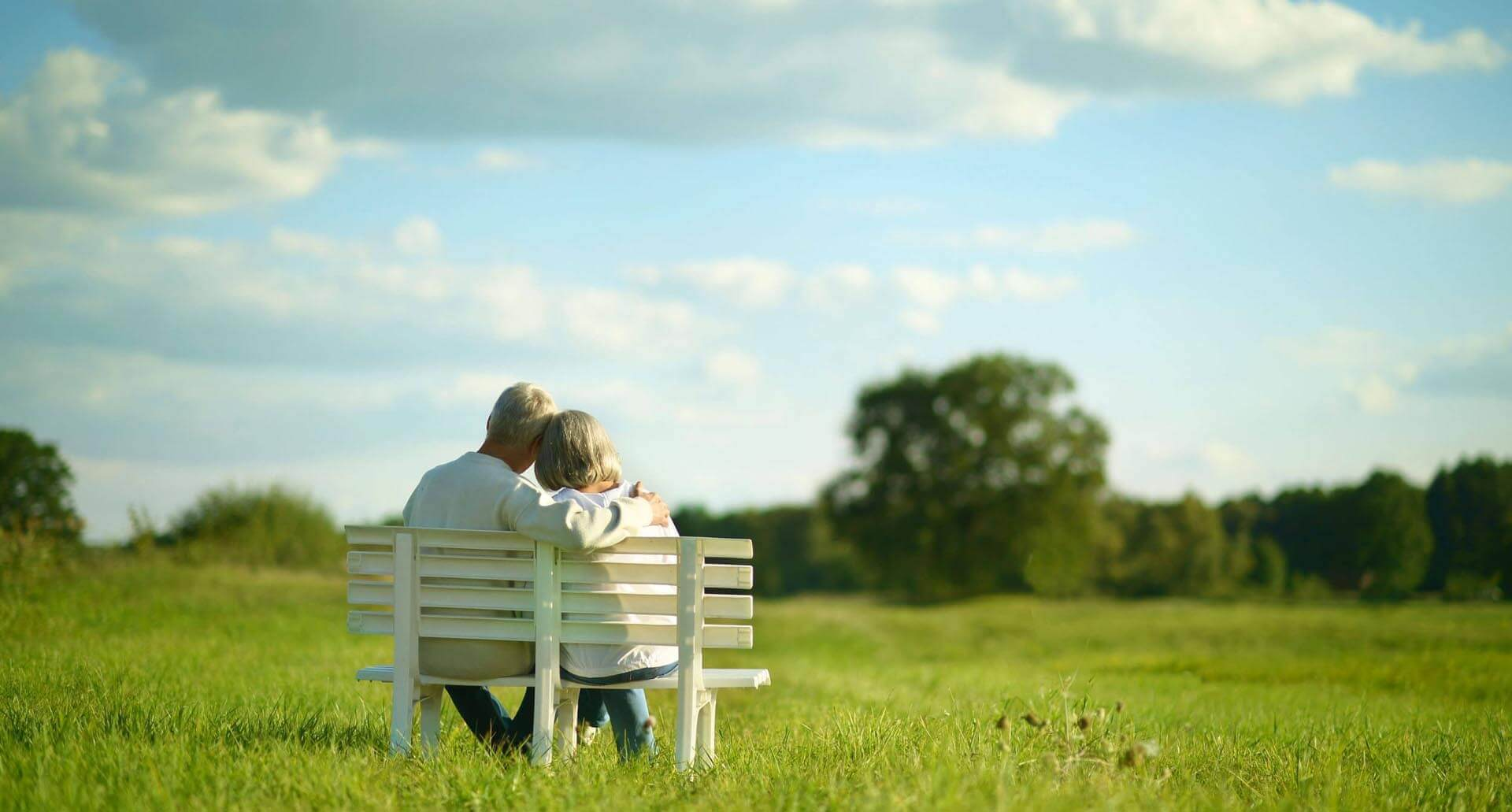 Плохо заботишься. Пожилая супружеская пара сидят на лавочке на природе фото. 29 Апреля день исцеления. Служение ты не один.